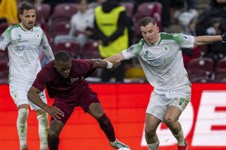 Dereck Kutesa (au centre): un match du 135e anniversaire complètement raté pour le buteur du Servette FC. KEYSTONE/MARTIAL TREZZINI